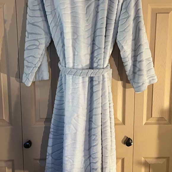 Anne Klein Gray and White Mid-Calf Length Plush Robe - Picture 4 of 8